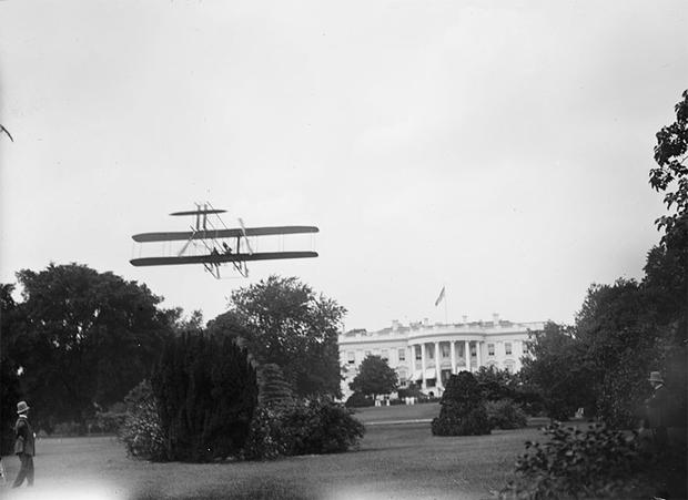 atwood-lands-on-white-house-lawn-loc.jpg 