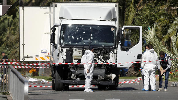 Truck plows into crowd in Nice, France 