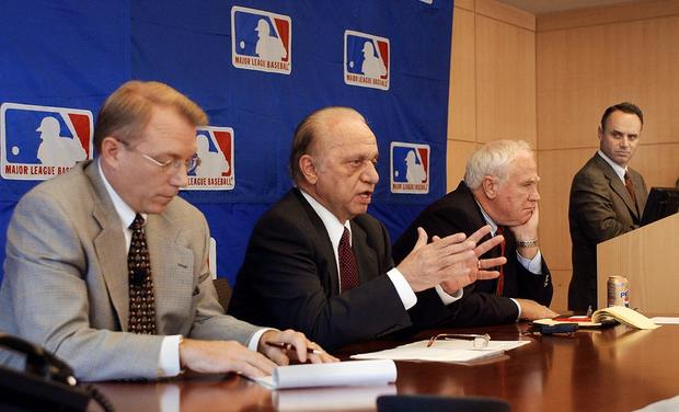 Baltimore Orioles' owner Peter Angelos (2nd L) tal 