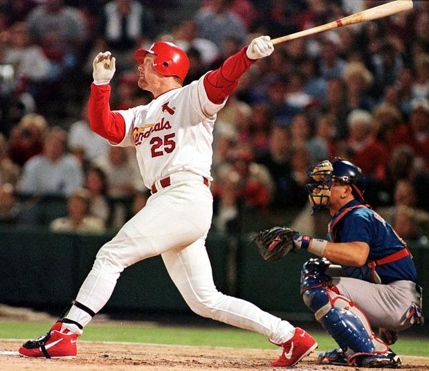 St. Louis Cardinals' first baseman Mark McGwire (L 