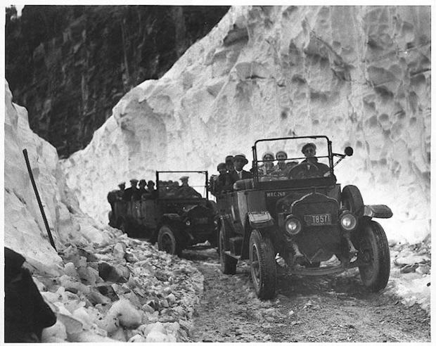 glac-first-buses-over-logan-pass-highway-1933.jpg 