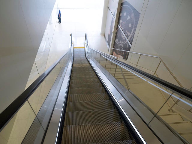 daniel-jones-escalator-down-to-oculus.jpg 