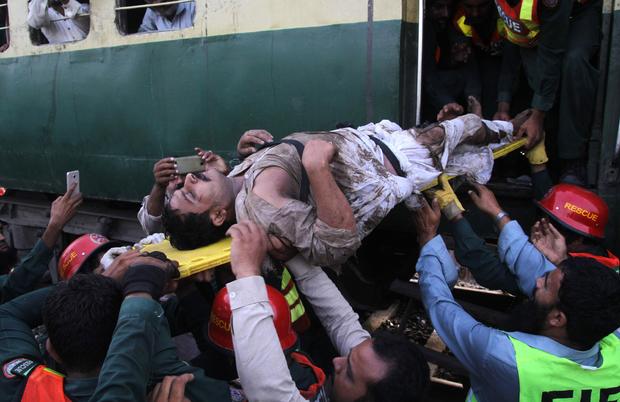 pakistan-train-crash-05801682.jpg 