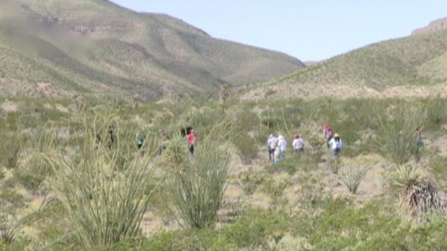 cbs-buscan-familiares-en-el-desierto.jpg 