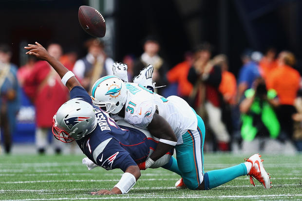 Jacoby Brissett fumbles - Miami Dolphins v New England Patriots 