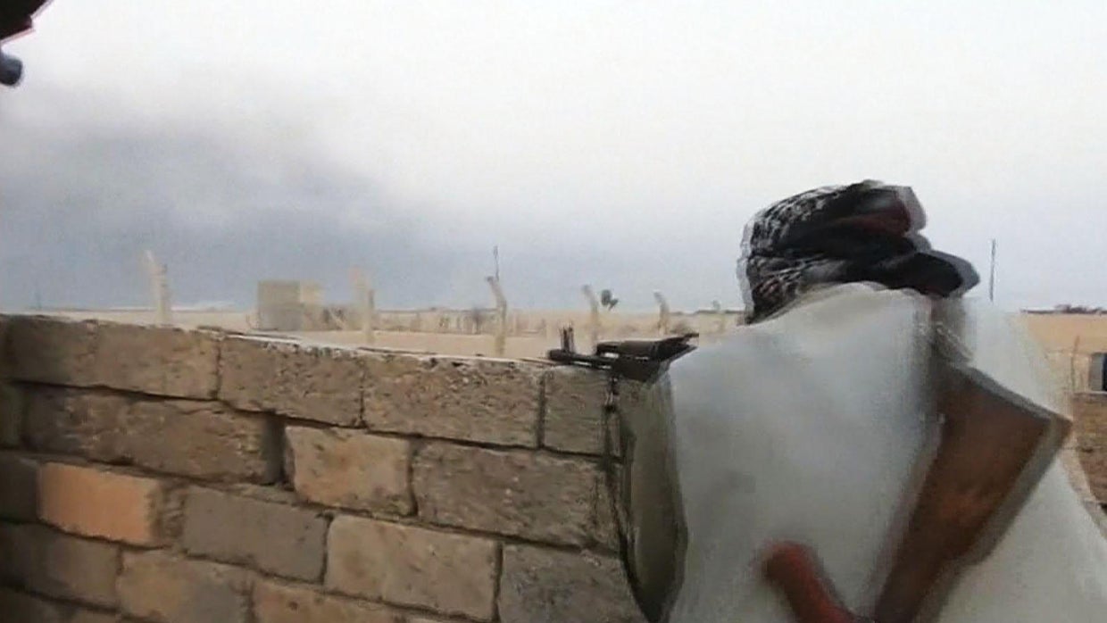 Iraqi forces fight off ISIS on the road to Mosul - CBS News