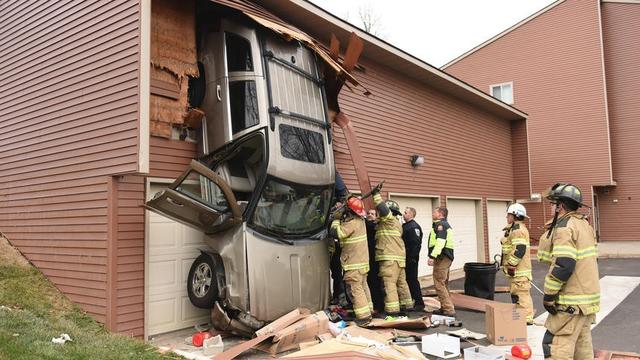 jeep-crashes-into-apartment-garage.jpg 