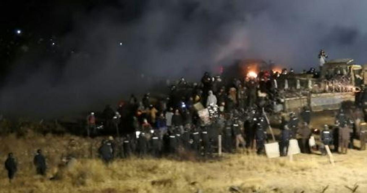 Protesters Police Clash At Site Of Dakota Access Pipeline Cbs News 