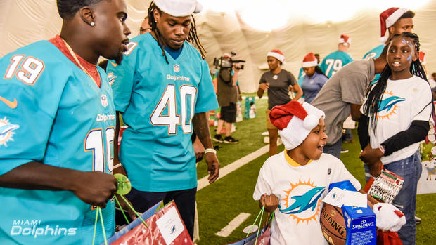 jakeem-grant-19-and-lafayette-pitts-40-with-kids-at-the-dolphins-holiday-toy-event.jpg 