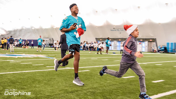 kenyan-drake-with-kid-at-the-dolphins-holiday-toy-event.jpg 