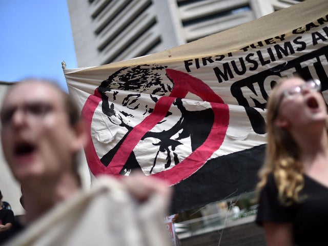 trump-muslim-ban-protest-australia-getty-633743900.jpg 