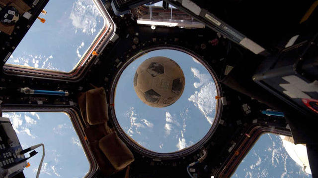 challenger-soccer-ball-space-station01.jpg 