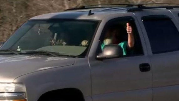 oroville-evacuee-happy-to-returjn-home-thumbs-up-021417.jpg 