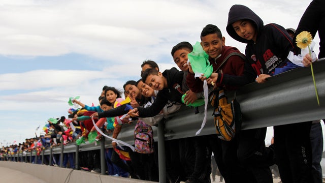 ciudad-juarez-human-wall-2017-2-17.jpg 