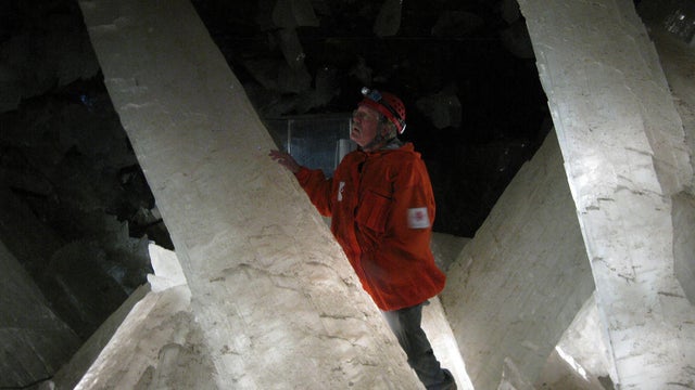 img-0921-mike-spilde-gazing-at-crystals.jpg 