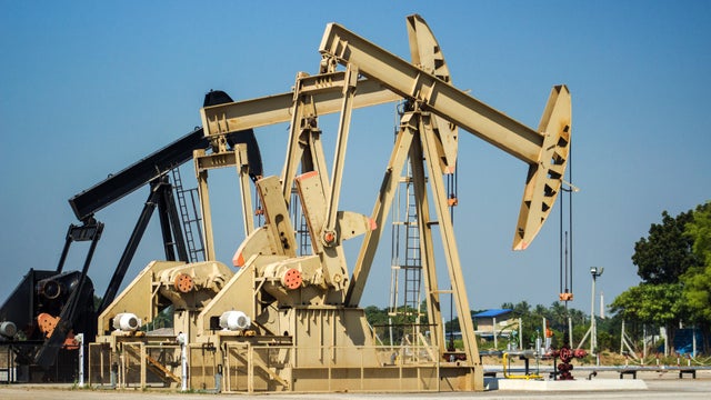 04-north-dakota-oil-pump-istock-503718528.jpg 