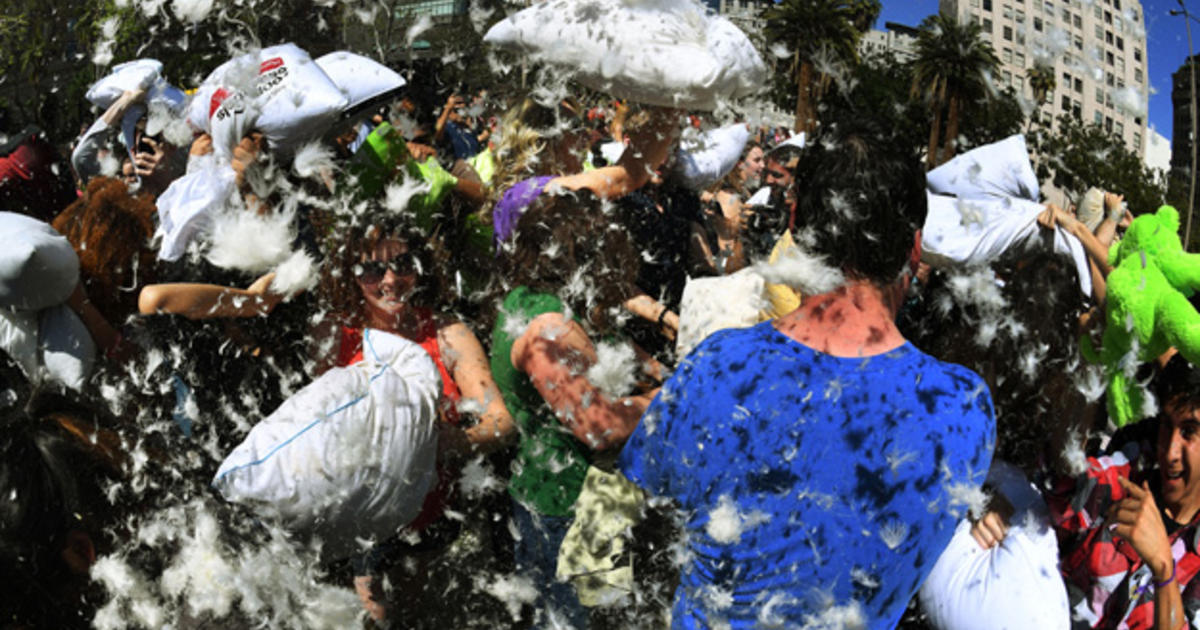 Down For Fighting Huge Pillow War Takes Over Downtown La Cbs Los Angeles 