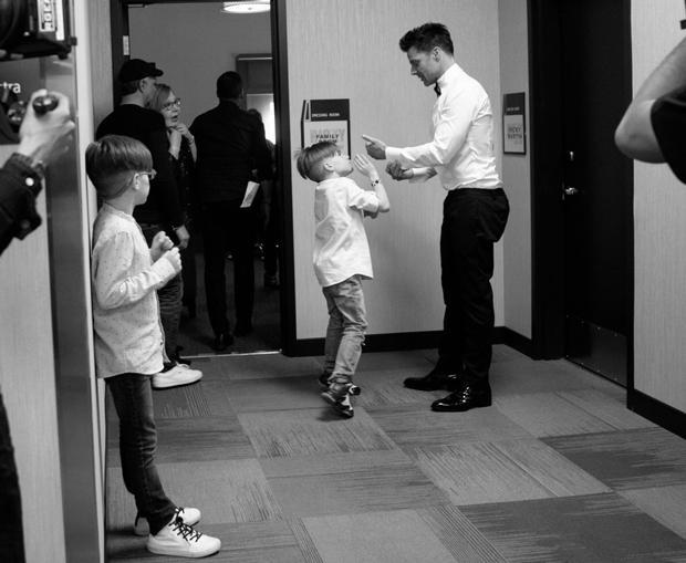 ricky-martin-backstage-with-sons-620.jpg 