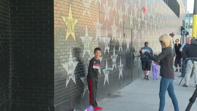 young-prince-fan-takes-photo-at-his-first-avenue-star2.jpg 
