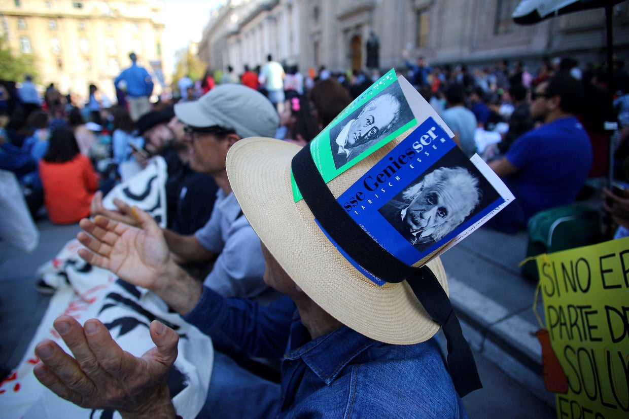 2017-04-22t203037z-1397973939-rc1b6aa35b00-rtrmadp-3-earth-day-chile-santiago.jpg 