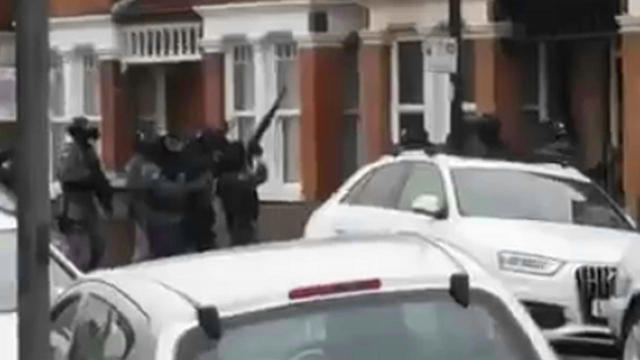 london-police-raid.jpg 