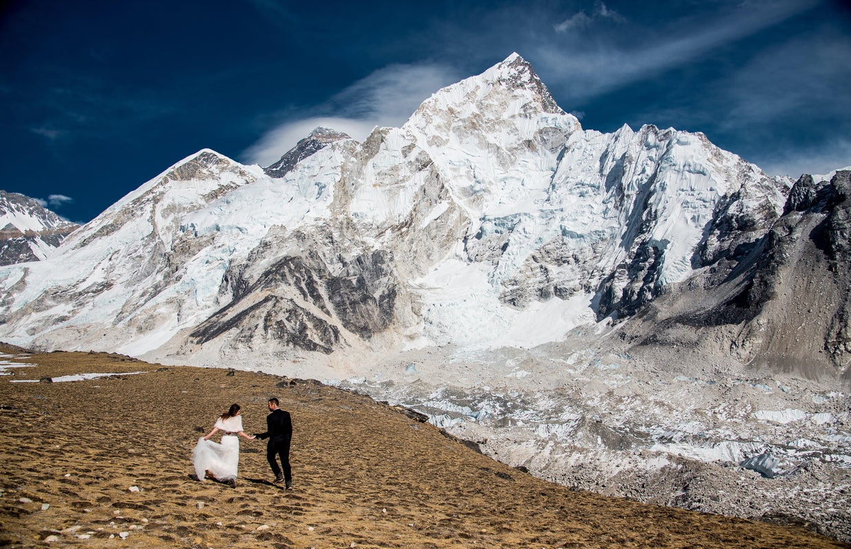Daring couple gets married on Mount Everest