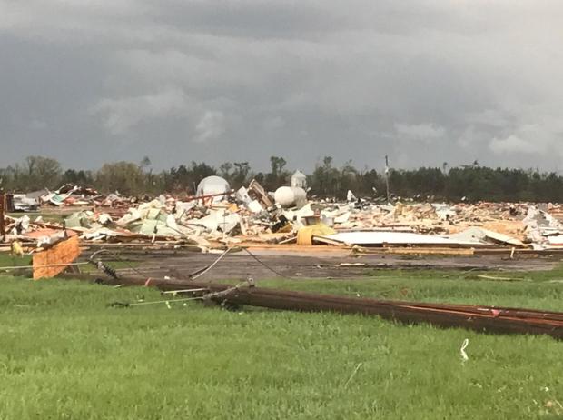 170516-wcco-tornado-damage-01.jpg 