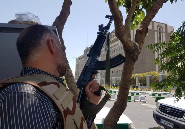 iran-bomb-5-police-with-gun-near-parliament.jpg 