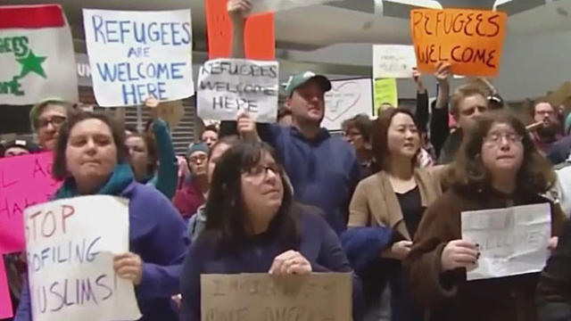 travel-ban-protesters.jpg 