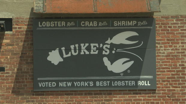 lukes-lobster-roll.jpg 