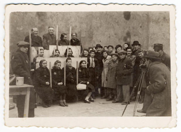 lodz-ghetto-05-henryk-ross-photographing-for-identification-cards-jewish-administration-statistics-department-henryk-ross.jpg 