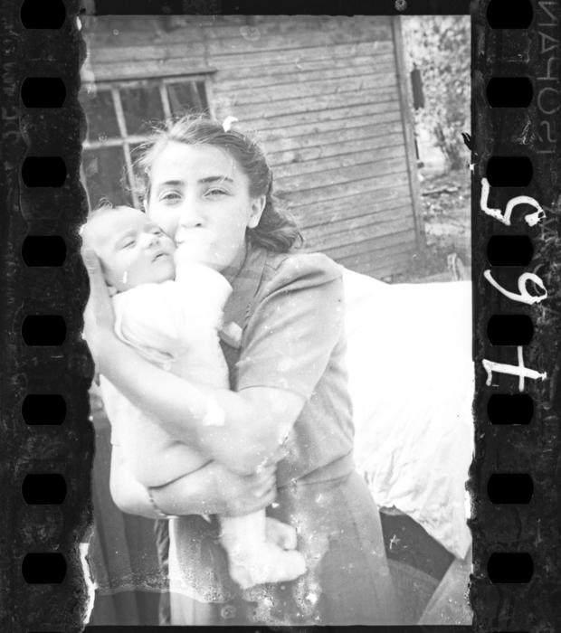 lodz-ghetto-12-jewish-policemens-family-mother-with-infant-henryk-ross.jpg 