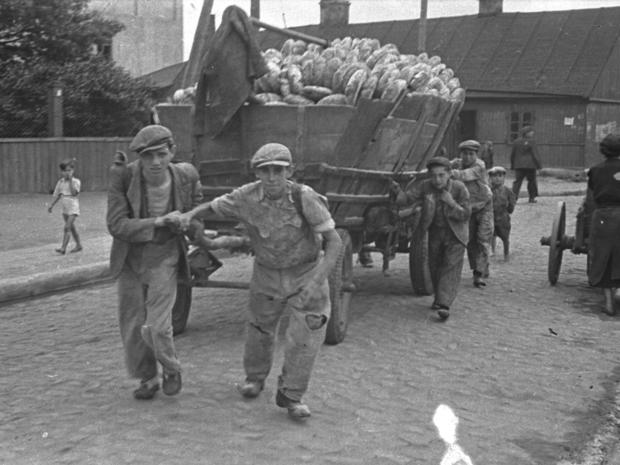 lodz-ghetto-10-men-hauling-a-cart-for-bread-distribution-henryk-ross.jpg 