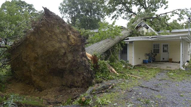 170724-cbs-baltimore-tornado-damage-03.jpg 