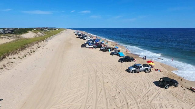 ctm-0802-hamptons-beach-trucks-2.jpg 