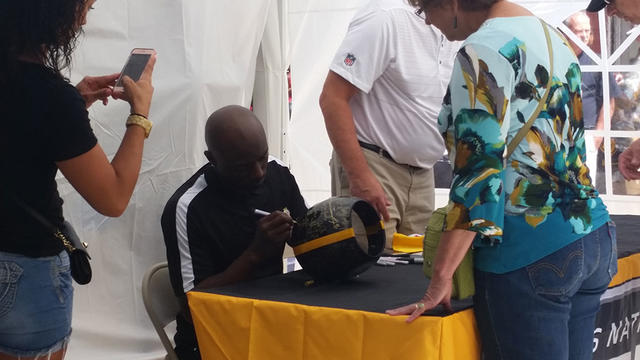 Santonio Holmes Helps Celebrate Steelers Pro Shop Opening At Tanger Outlets  - CBS Pittsburgh