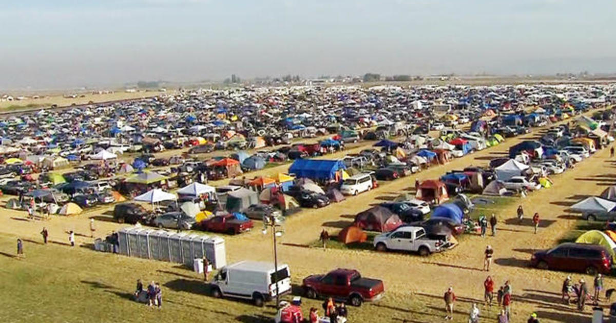 Thousands pour into campsite ahead of eclipse CBS News