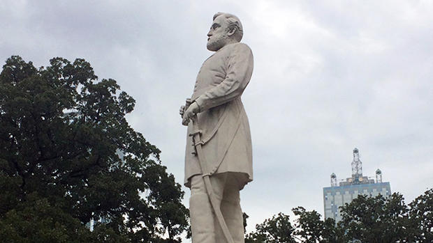Confederate Robert E. Lee Statue In Dallas 