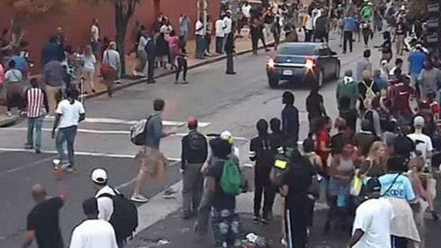 unmarked-st-louis-police-car-backs-toward-crowd-of-protesters-091717.jpg 