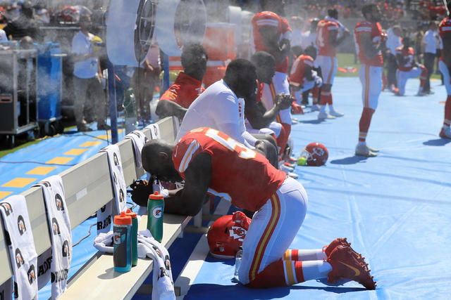 Texans stay in room, Chiefs lock arms during pre-game anthems