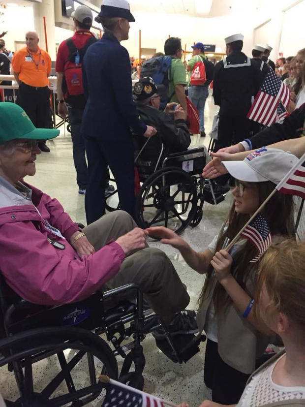 Veterans Greeted At Midway After Honor Flight 