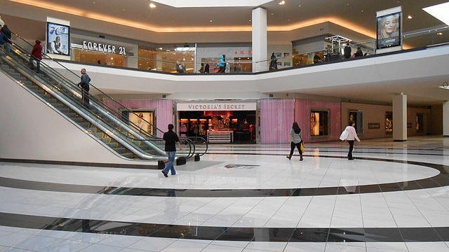 640px-quakerbridgemall-center-court.jpg 