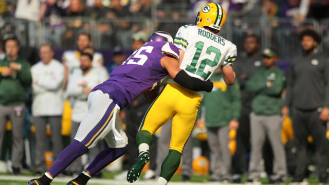 anthony-barr-tackles-aaron-rodgers.jpg 