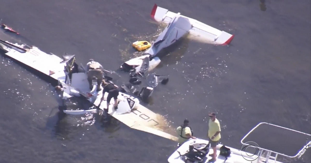 Crews retrieving Roy Halladay's plane from Gulf, report