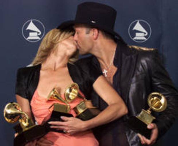 FAITH HILL AND TIM MCGRAW KISS BACKSTAGE AT THE GRAMMY AWARDS 