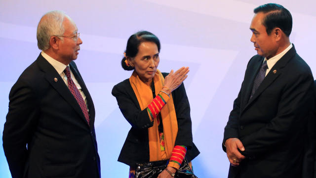 Myanmar's State Counsellor and Foreign Minister Aung San Suu Kyi (C), gestures while talking to Thailand's Prime Minister Prayut Chan-o-Cha and Malaysia's Prime Minister Najib Razak (L) during  the 20th ASEAN-China Summit in metro Manila 