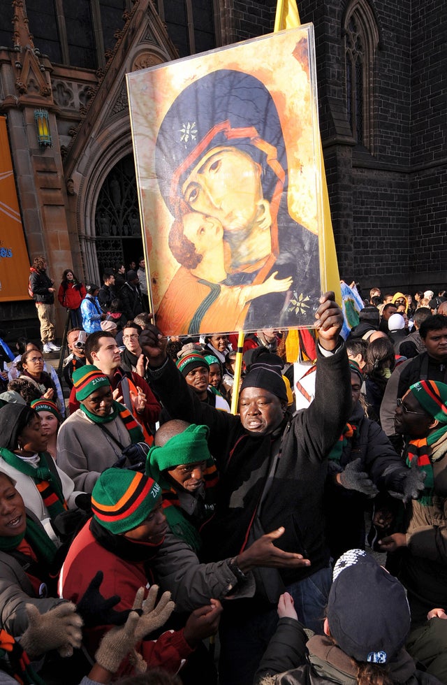 Young Zambian pilgrims sing and dance af 