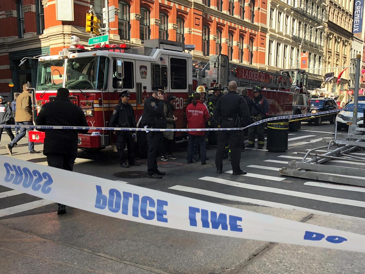 6 injured after scaffolding collapses in Manhattan - CBS News