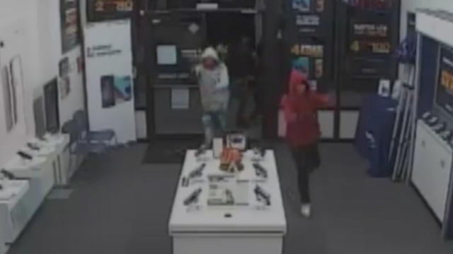 westy-cell-phone-store-robbed-6vo_frame_74.jpg 