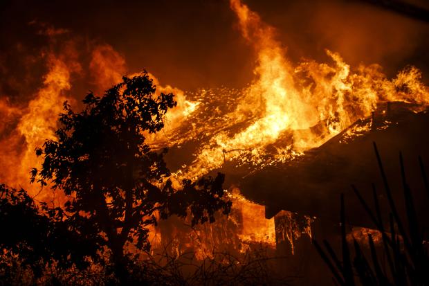 Ventura County Thomas Fire Forces Thousands to Evacuate 